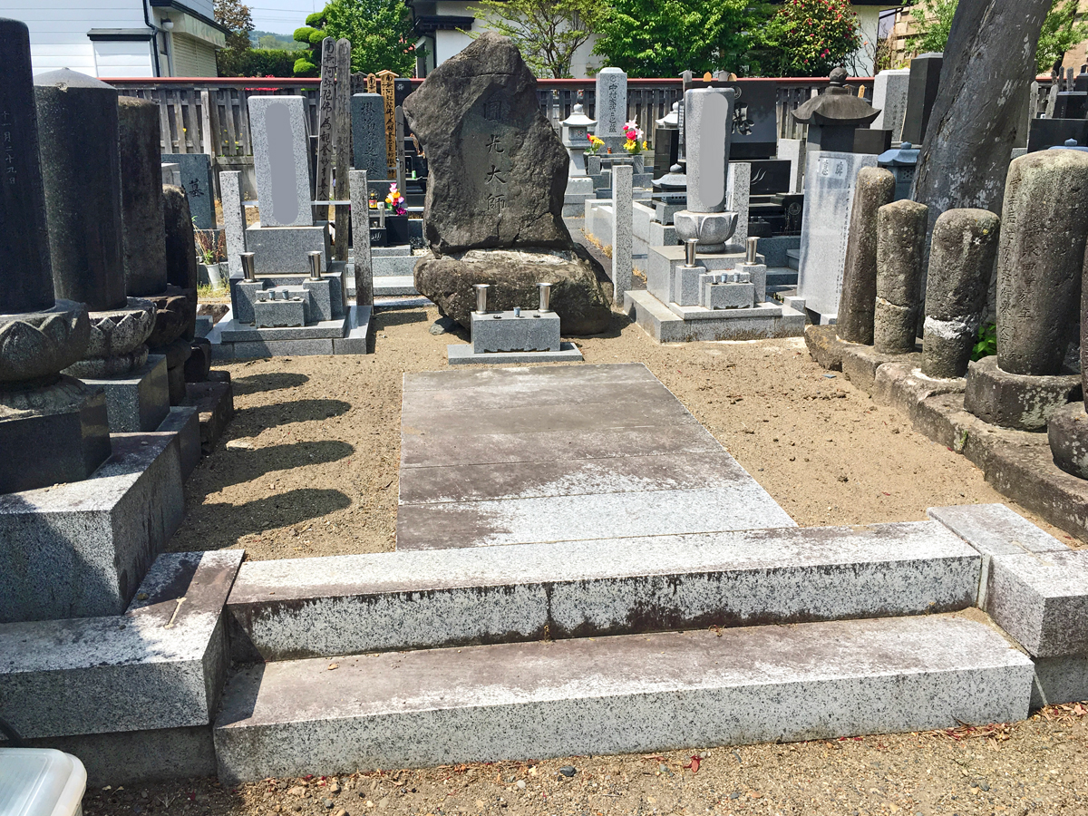 お墓掃除ビフォー